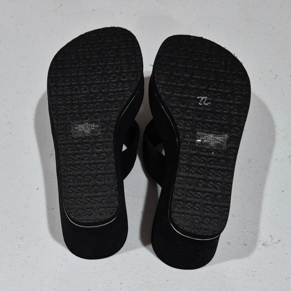 *NWOT* Guess Black Platform Sandals with Silver Charm - 5M - Picture 5 of 5